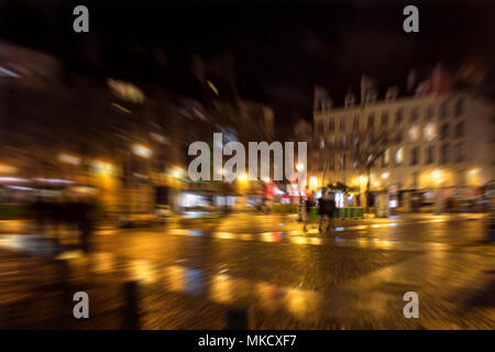 Verschwommene Bewegung Bild von Menschen zu Fuß auf der Straße in der Nacht in Paris. Stockfoto