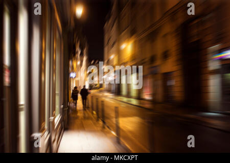 Verschwommene Bewegung Bild von Menschen zu Fuß auf der Straße in der Nacht in Paris. Stockfoto