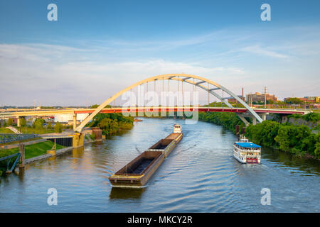 Brücken und Boote auf dem Cumberland River von Nashville, Tennessee, USA. Stockfoto