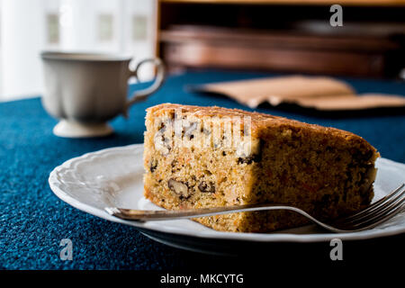 Karottenkuchen mit Walnüssen und Zimt auf blauen Fläche. Stockfoto