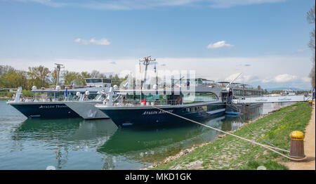 Gruppe der Kreuzfahrt Schiffe auf dem Rhein in der Nähe von Breisach Deutschland. Stockfoto