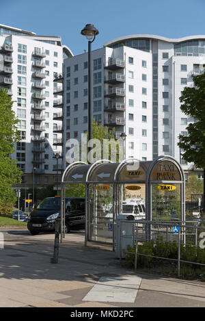 Basingstoke, Hampshire, England UK. 2018. Apartment Blocks im Zentrum der Stadt und eine lizenzierte Taxistand Abholpunkt Stockfoto