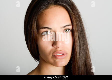 Schöne junge Frau ohne Make-up. Schöne Mädchen mit grünen Augen, Modell der Mode mit schwarzen Tank Top auf weißem Hintergrund. Stockfoto