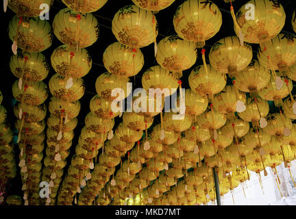 Laternen an der Chinesischen Tempel Wat Mangkon Kamalawat in Chinatown in Bangkok, Thailand in Südostasien im Fernen Osten. Laterne Kunst Reisen Stockfoto