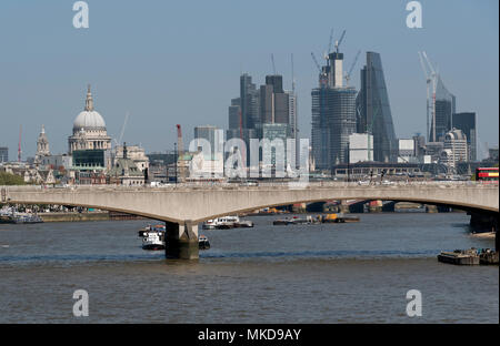 Themse, London UK. 2018. Eine Übersicht über die Themse in der Waterloo Bridge in Richtung der Stadt London. Stockfoto