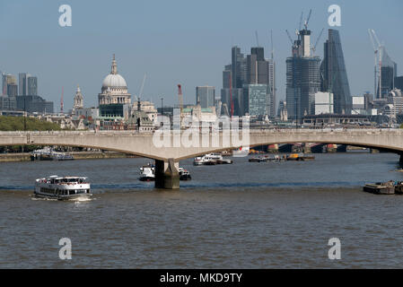 Themse, London UK. 2018. Eine Übersicht über die Themse in der Waterloo Bridge in Richtung der Stadt London. Stockfoto