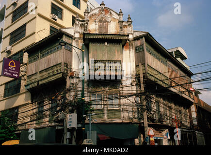 Thailändischen Gebäuden - Shophouse Gebäude in Chinatown in Bangkok, Thailand in Südostasien im Fernen Osten. Geschäftshäuser Haus chinesischer Architektur Reisen Stockfoto