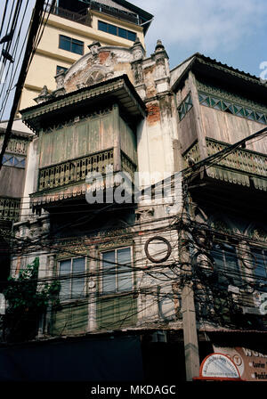 Thailändischen Gebäuden - Shophouse Gebäude in Chinatown in Bangkok, Thailand in Südostasien im Fernen Osten. Geschäftshäuser Haus chinesischer Architektur Reisen Stockfoto