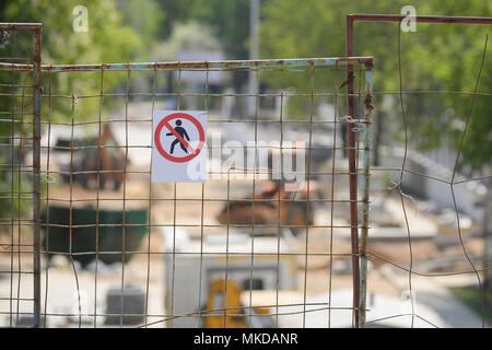 Nicht wenige Fußgänger Warnschild auf der metallischen Gürte Stockfoto