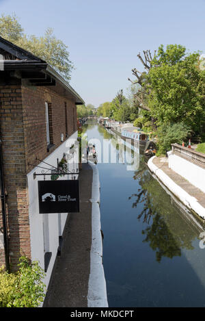 Paddington, London, UK, 2018. Das alte Zollhaus jetzt durch den Kanal und Fluss Vertrauen auf dem Grand Union Canal in West London belegt. Stockfoto