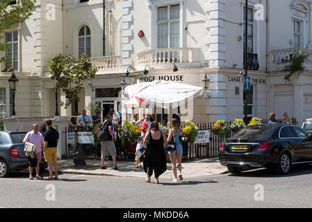 Paddington, London UK. 2018. Das Bridge House canal Cafe theatr neben dem Grand Union Canal auf Klein Venedig. Stockfoto