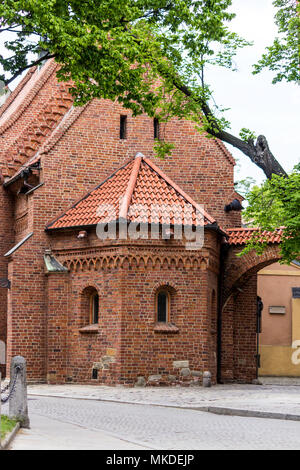 Alten Ziegel Kirche im romanischen Stil. Apsis an der Ostseite und Knödel Tor. Fliesen, Ziegel, Dekoration. St. Giles Kirche in Wroclaw, Polen. Stockfoto