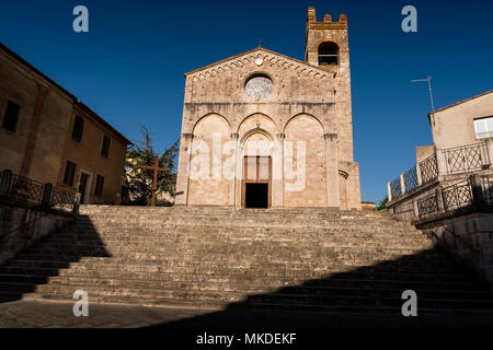 ASCIANO, Toskana, Italien - 25 April 2018: Trekking, Asciano mit Schluchten, Farmen in einer rauen Landschaft, in Serre di Rapolano, bekannt für die Trave angekommen Stockfoto