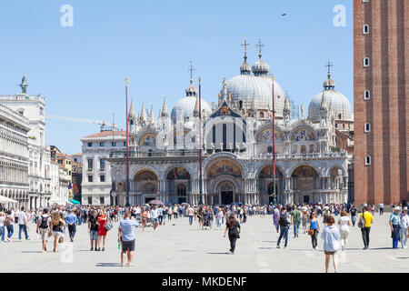 Touristen vor der St. Marks Kathedrale (Basilika San Marco), Piazza San Marco, Venedig, Venetien, Italien, um an einem sonnigen Frühlingstag Stockfoto