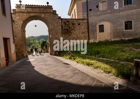 ASCIANO, Toskana, Italien - 25 April 2018: Trekking, Asciano mit Schluchten, Farmen in einer rauen Landschaft, in Serre di Rapolano, bekannt für die Trave angekommen Stockfoto