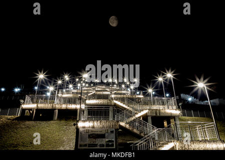 Nacht Blick auf einer Treppe, die auf die Spitze des Hügels mit dem Mond. Stadt Barnaul, Sibirien, Russland Stockfoto