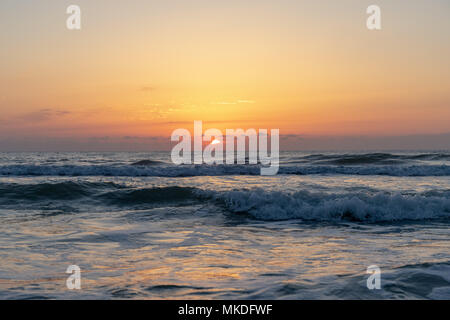 Sonnenaufgang am Strand Stockfoto