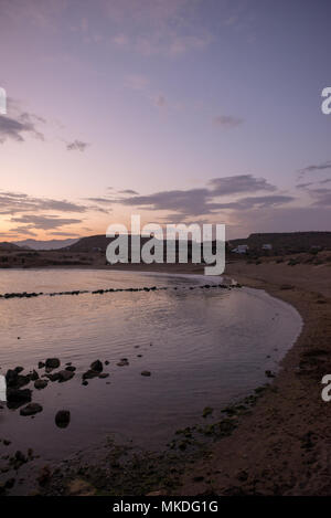 Die geschlossene Bucht bei Sonnenuntergang in Aguilas, Murcia, Spanien Stockfoto