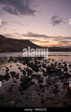 Die geschlossene Bucht bei Sonnenuntergang in Aguilas, Murcia, Spanien Stockfoto