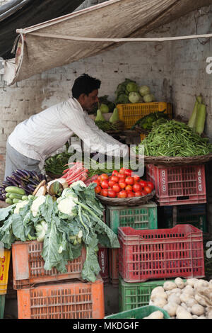 Ein Lebensmittelhändler in Varanasi neigt dazu, seine Straße von frischem Gemüse. Er ist sehr stolz auf seine Anzeige. Stockfoto
