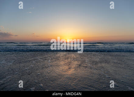 Sonnenaufgang am Strand Stockfoto