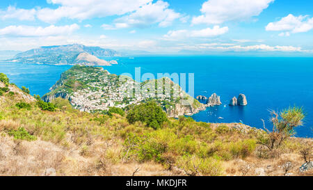 Panoramablick auf Capri Stadt, das Meer und die Berge von der Oberseite des Monte Solaro Berg an sonnigen Sommertagen, Capri, Italien Stockfoto