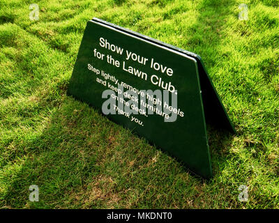 Rasen betreten, Rasenpflege unterzeichnen. Stockfoto