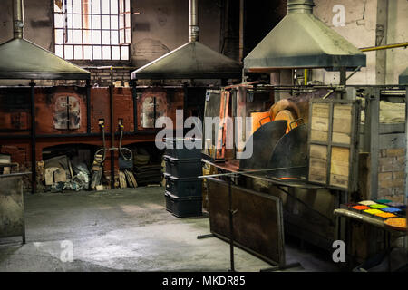 Murano, Italien - 24 April 2017: Einrichtung eines künstlerischen Glashütten in Murano, Venedig. Stockfoto