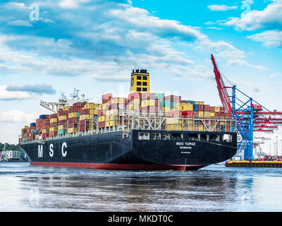 Containerschiff Global Trade World Trade International Trade-MSC Topaz Container schiff kommt im Hamburger Hafen, einer der größten europäischen Häfen. Stockfoto