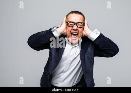 Schreienden Mann für seine Ohren auf weißem Hintergrund Stockfoto