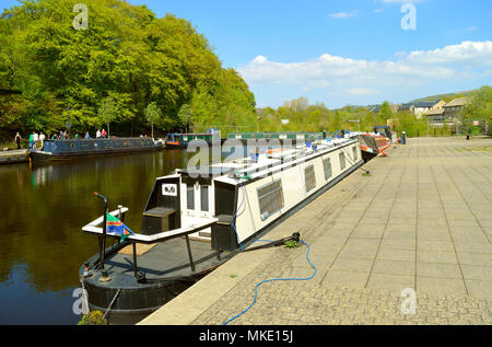 Hudderfield schmalen Kanal bargen als Wohnungen im Greenfield auf Saddleworth Stockfoto