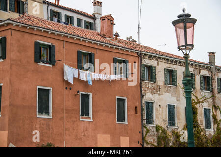 Wäsche aufhängen zwischen Windows auf einem Gebäude in der Nähe von Arsenal, Venedig Stockfoto