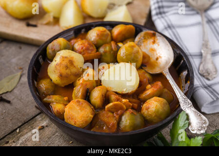 Gerösteten frischen Rosenkohl mit hausgemachten Keramik Schüssel. Stockfoto