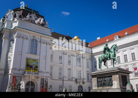 Reiterstatue des Heiligen Römischen Kaiser Joseph II. in der Österreichischen Nationalbibliothek in Wien, Österreich, mit Blick auf die Hofburg Flügel genannt Redou Stockfoto