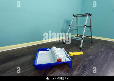 Malerei Tools auf Wand Hintergrund Stockfoto