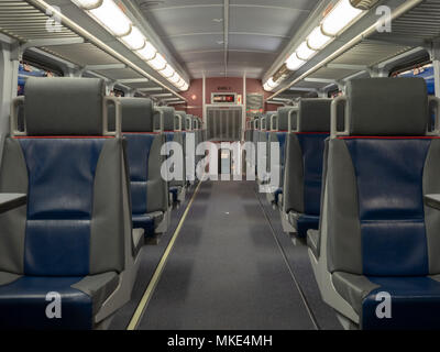 Einige sitze auf einem leeren Zug Hütte Fertig zum Abflug Stockfoto