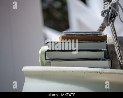 Große Stapel von verschiedenen Medien wie Bücher und DVDs Stockfoto