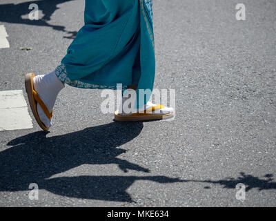 Frau mit festlichen Japanisch Tabi Socken mit Sandalen marschieren im Freien Stockfoto