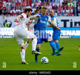 Sport, Fußball, 2. Bundesliga, 2017/2018, Fortuna Düsseldorf vs Holstein Kiel 1:1, Esprit Arena Düsseldorf, Szene des Spiels, Adam Bodzek (Fortuna) links und Alexander Muehling (Kiel) Stockfoto