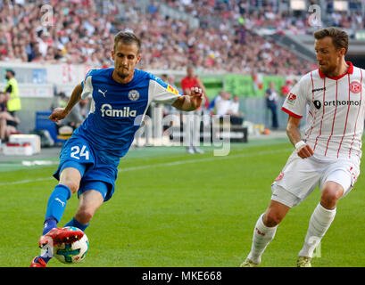 Sport, Fußball, 2. Bundesliga, 2017/2018, Fortuna Düsseldorf vs Holstein Kiel 1:1, Esprit Arena Düsseldorf, Szene des Spiels, Dominick Drexler (Kiel) in Ballbesitz, rechts Adam Bodzek (Fortuna) Stockfoto