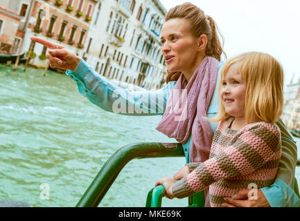 Baby Mädchen und Mutter deutete beim Reisen mit dem Vaporetto in Venedig, Italien Stockfoto