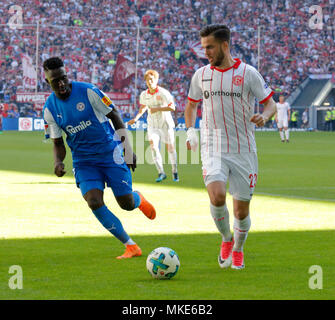 Sport, Fußball, 2. Bundesliga, 2017/2018, Fortuna Düsseldorf vs Holstein Kiel 1:1, Esprit Arena Düsseldorf, Szene des Spiels, Kingsley Schindler (Kiel) links und Niko Giesselmann (Fortuna) Stockfoto