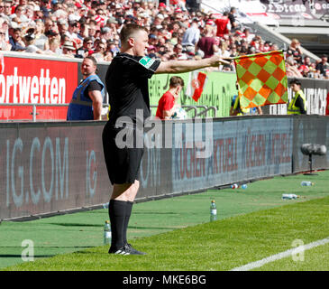 Sport, Fußball, 2. Bundesliga, 2017/2018, Fortuna Düsseldorf vs Holstein Kiel 1:1, Esprit Arena Düsseldorf, Schiedsrichter assistent Sascha Thielert zeigt die Flagge Stockfoto