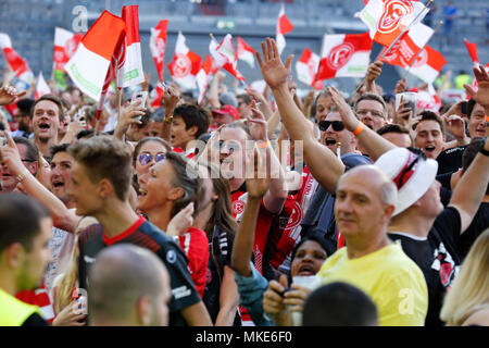 Sport, Fußball, 2. Bundesliga, 2017/2018, Fortuna Düsseldorf vs Holstein Kiel 1:1, Esprit Arena Düsseldorf, Fortuna Fußball-Fans bei der Aufstieg in die erste Bundesliga jubeln Stockfoto