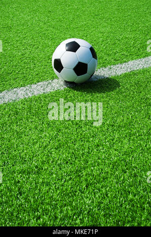 Fußball Classic Schwarz und Weiß mit Linie auf grünen Kunstrasen Stockfoto