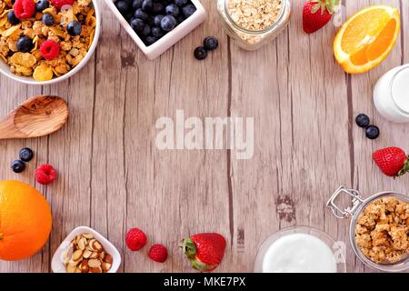 Zutaten für ein gesundes Frühstück bilden einen Rahmen über eine Holz Hintergrund. Ansicht von oben. Kopieren Sie Platz. Stockfoto