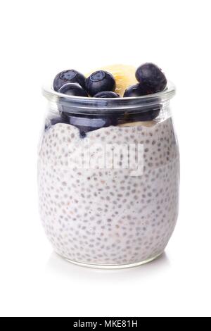 Gesunde blueberry und Banane chia Pudding in einem Glas auf einem weißen Hintergrund isoliert Stockfoto