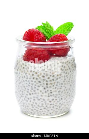 Gesunde Himbeere chia Pudding in einem Glas auf einem weißen Hintergrund isoliert Stockfoto