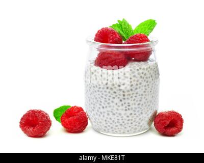 Gesunde Himbeere chia Pudding in ein Glas mit verstreuten Obst auf weißem Hintergrund Stockfoto