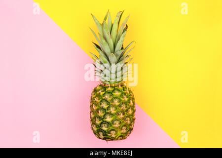 Ananas auf ein modernes Pastell rosa und gelb eckig Hintergrund. Minimale Sommer Konzept. Stockfoto